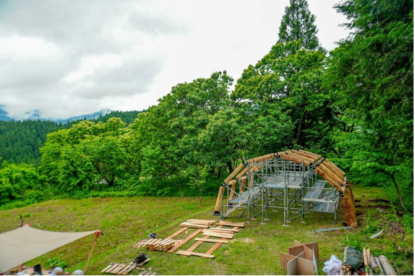 岐阜県郡上市の里山に建つ木造の実証構造物